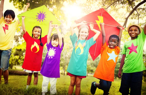 Kids playing kites — Stock Photo, Image