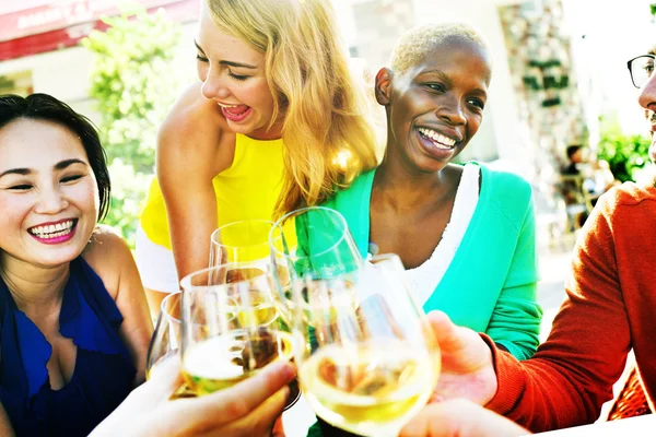 Amigos pasando el rato en la fiesta al aire libre — Foto de Stock