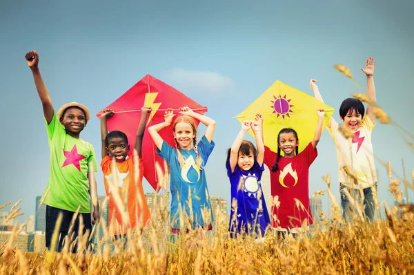 Kids playing kites — Stock Photo, Image