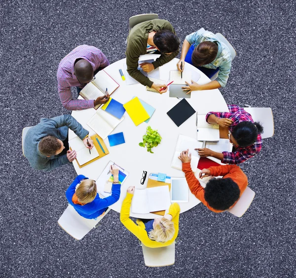 Gruppe unterschiedlicher Menschen, die im Team arbeiten — Stockfoto