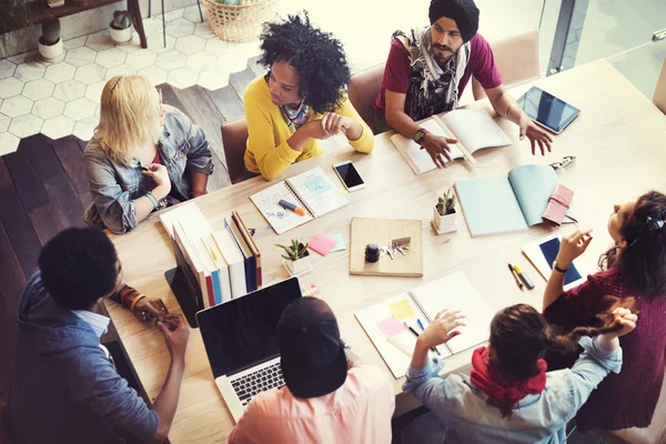 Les gens d'affaires brainstorming dans le bureau — Photo