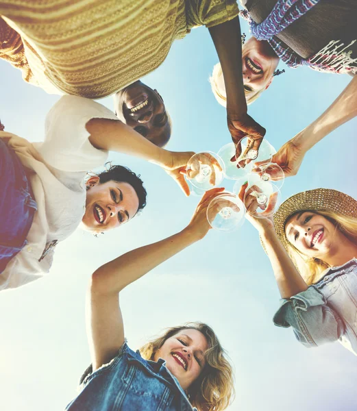 Strand prosit viering vriendschap pret van de zomer Concept — Stockfoto