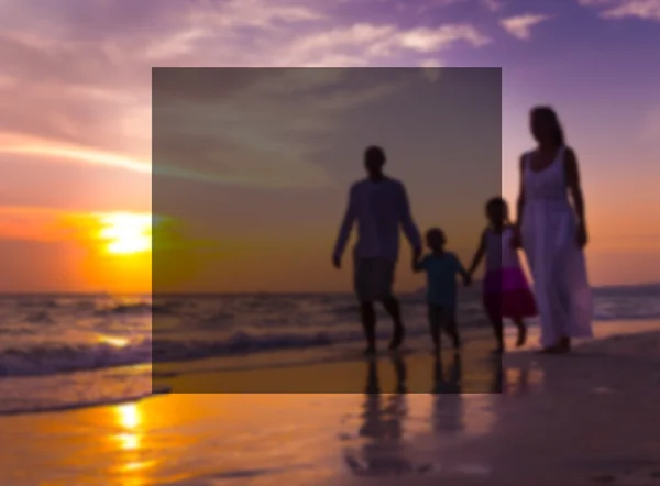 Familj promenader på stranden — Stockfoto