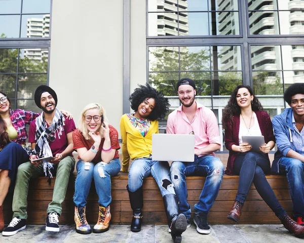 Studenter med trådlösa enheter — Stockfoto