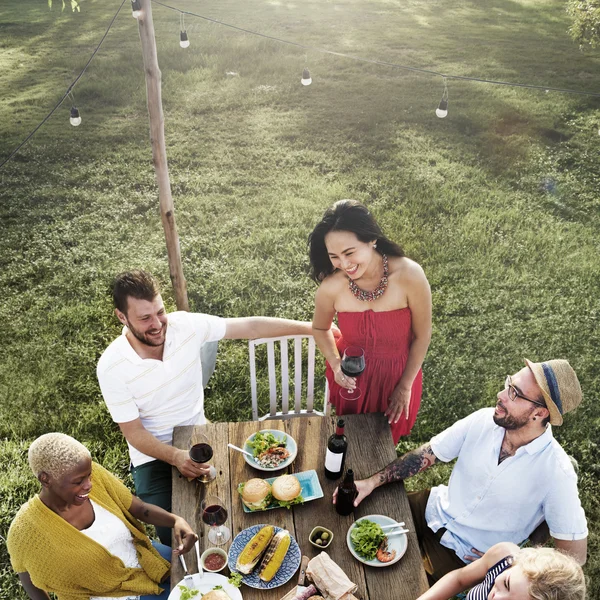 Люди обедают на свежем воздухе — стоковое фото