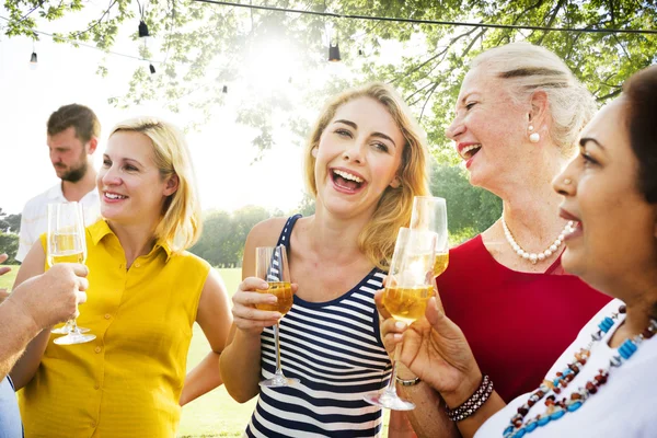 Grupo de personas en el picnic —  Fotos de Stock