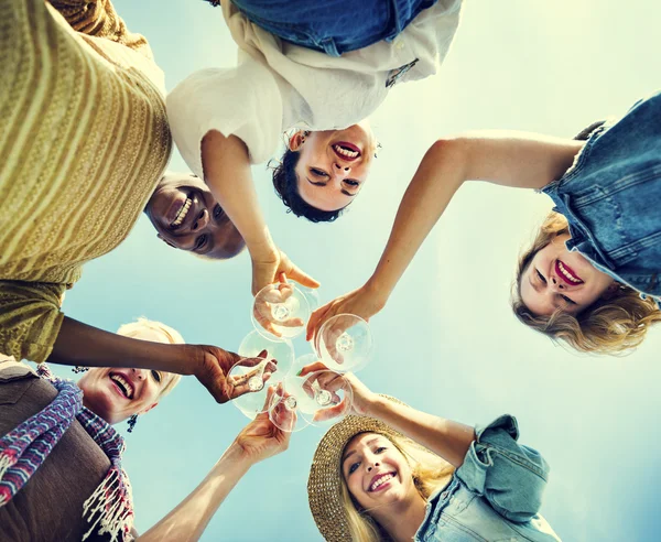 Strand prosit viering vriendschap pret van de zomer Concept — Stockfoto