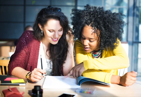 Diversos estudantes universitários fazem brainstorming em sala de aula — Fotografia de Stock