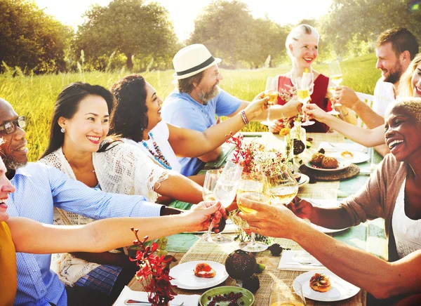 Gruppenmitglieder beim Picknick — Stockfoto