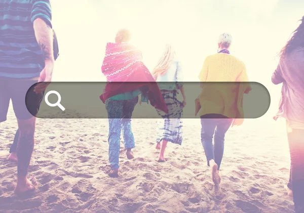 Amigos felices divirtiéndose en la playa — Foto de Stock