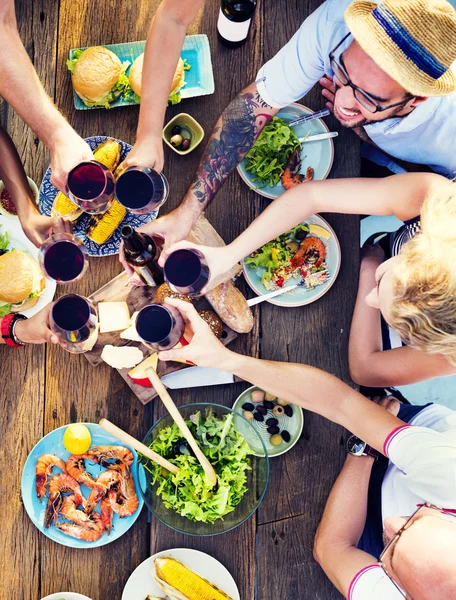 Heerlijk eten aan partij tafel — Stockfoto