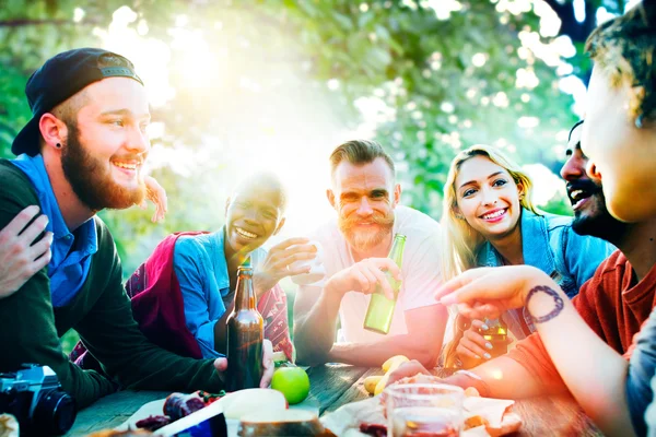 Friends hanging out at outdoors party — Stock Photo, Image