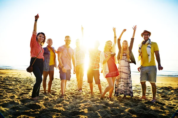 Vrienden opknoping op de beach party — Stockfoto