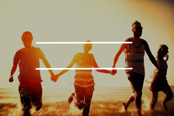 Amici felici divertirsi sulla spiaggia — Foto Stock