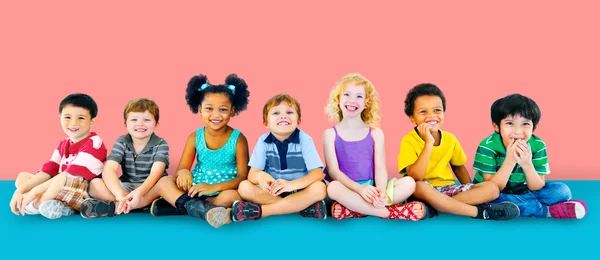 Diversità Bambini seduti insieme — Foto Stock