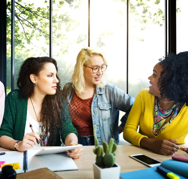 Mujeres de negocios lluvia de ideas en la oficina —  Fotos de Stock