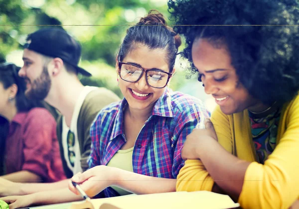 Gruppe unterschiedlicher Menschen, die zusammenarbeiten — Stockfoto