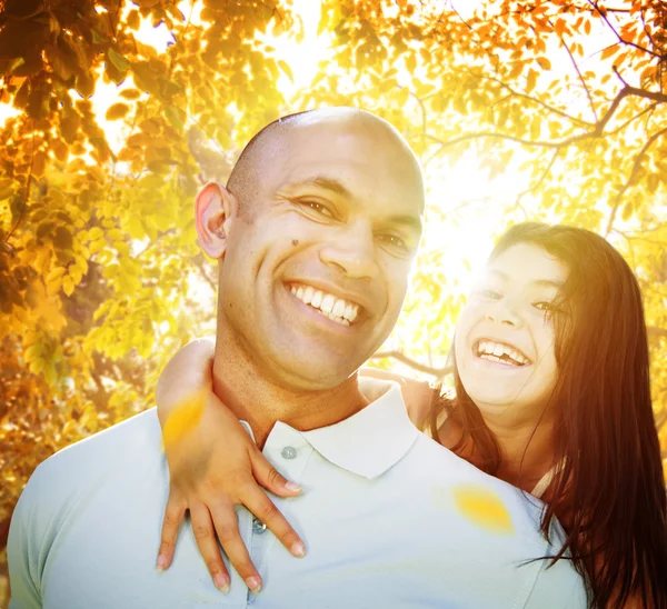 Família brincando ao ar livre — Fotografia de Stock