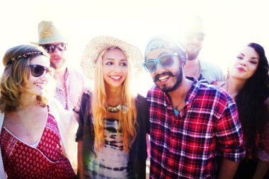 Mutlu arkadaşlar sahilde eğleniyor.