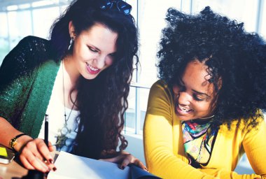 iş kadınları ofiste beyin fırtınası