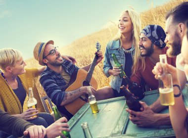 Dışarı asılı açık havada partide arkadaşlar