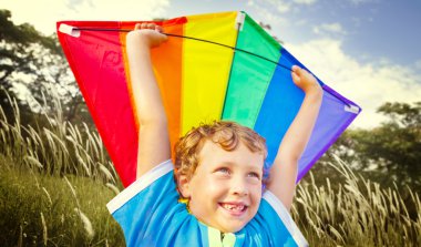 Küçük çocuk iskambil uçurtma