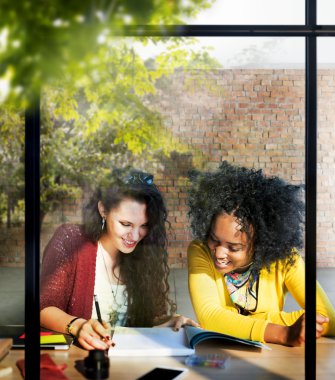 sınıfta okuyan kız öğrencilerin