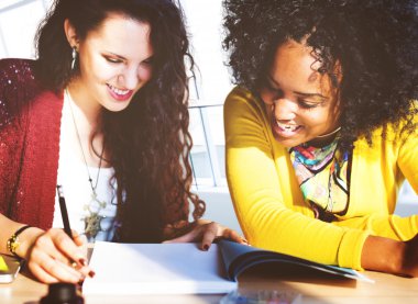 iş kadınları ofiste beyin fırtınası