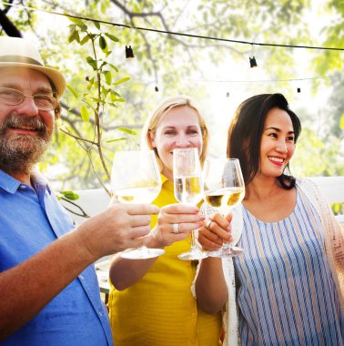 Grup insanlar üzerinde piknik