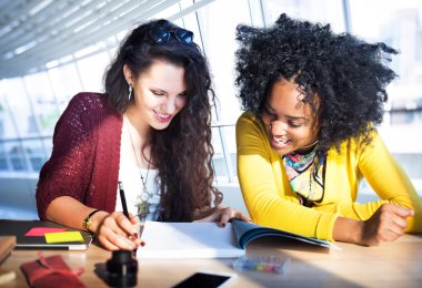 iş kadınları ofiste beyin fırtınası