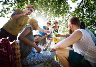 Dışarı asılı açık havada partide arkadaşlar