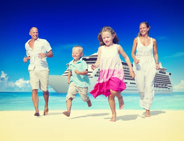 Сімейне щастя на пляжі концепції — стокове фото