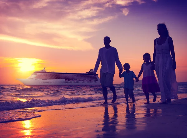 Familia caminando juguetona en concepto de vacaciones —  Fotos de Stock