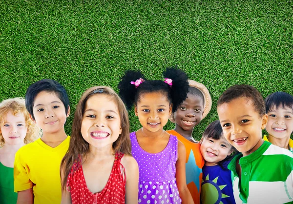 Lindos niños diversos sonriendo —  Fotos de Stock