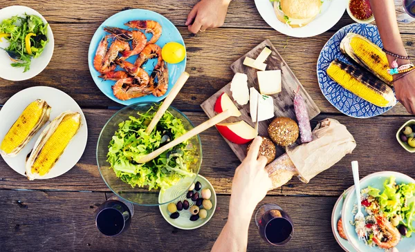 Heerlijk eten aan partij tafel — Stockfoto