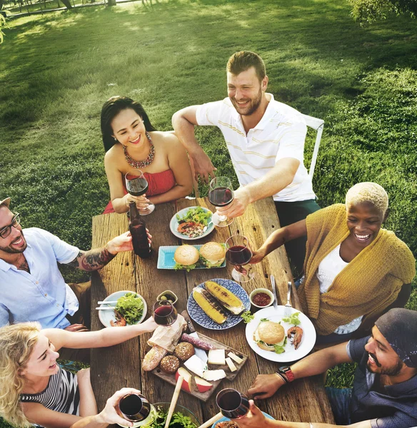 Lidé mají oběd venku — Stock fotografie