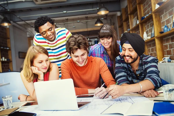 Gruppe unterschiedlicher Menschen, die zusammenarbeiten — Stockfoto