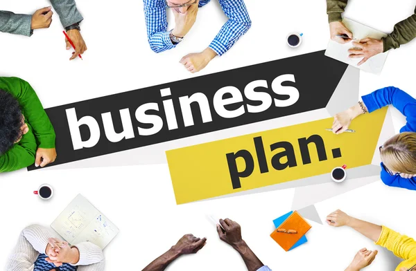 Группа бизнес-людей и бизнес-план — стоковое фото