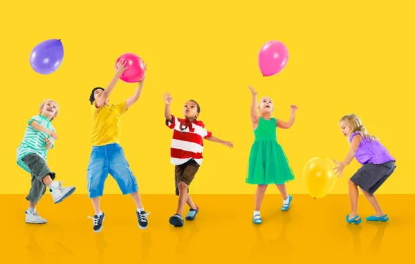 Дети играют с воздушными шарами — стоковое фото