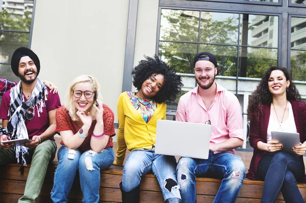 Studentów za pomocą urządzeń bezprzewodowych — Zdjęcie stockowe