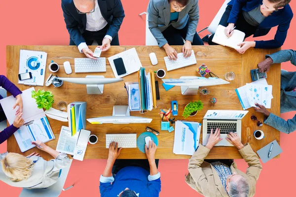 Gente de negocios trabajando en oficina — Foto de Stock