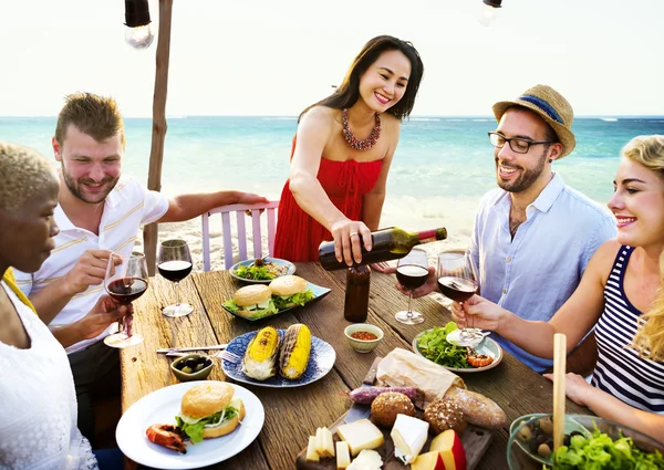 Amigos cenando en la playa — Foto de Stock