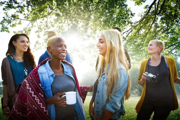 Fröhliche Freunde beim Zelten im Freien — Stockfoto