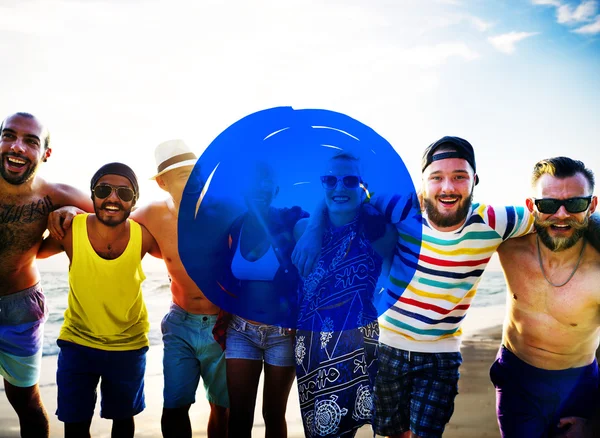 Freunde beim Sommerferienkonzept — Stockfoto