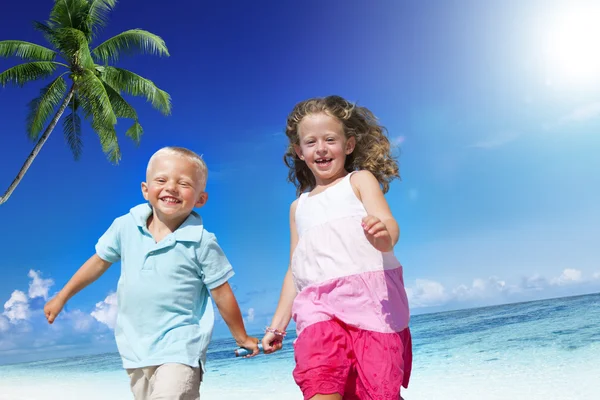 Bruder und Schwester beim Strandkonzept — Stockfoto