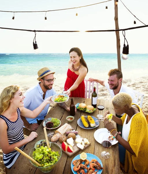 Друзья обедают на пляже — стоковое фото