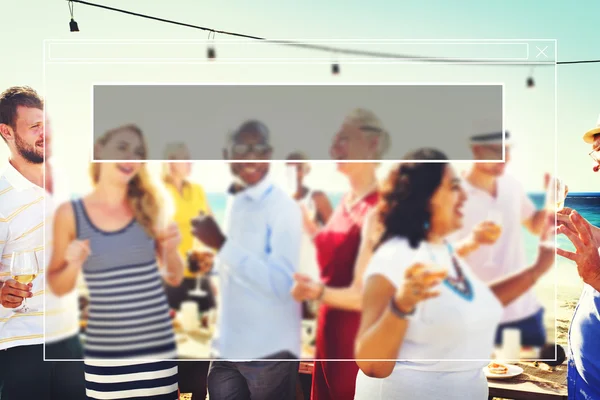 Fröhliche Freunde hängen auf der Beachparty ab — Stockfoto