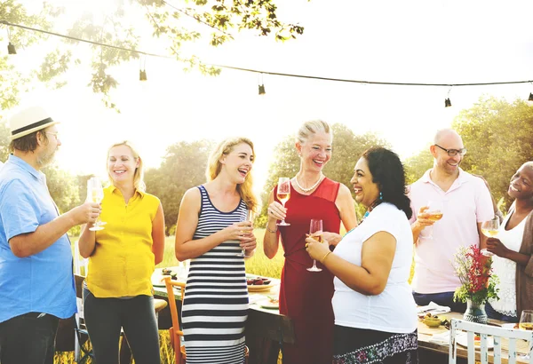 Gruppo di persone su pic-nic — Foto Stock