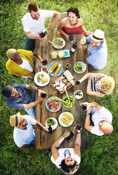 Friends Dining Outdoors — Stock Photo, Image