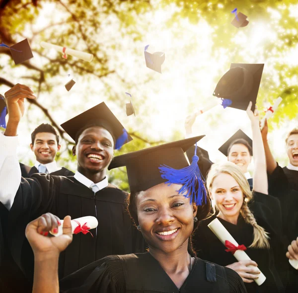 Estudiantes de diversidad celebran el concepto de graduación — Foto de Stock